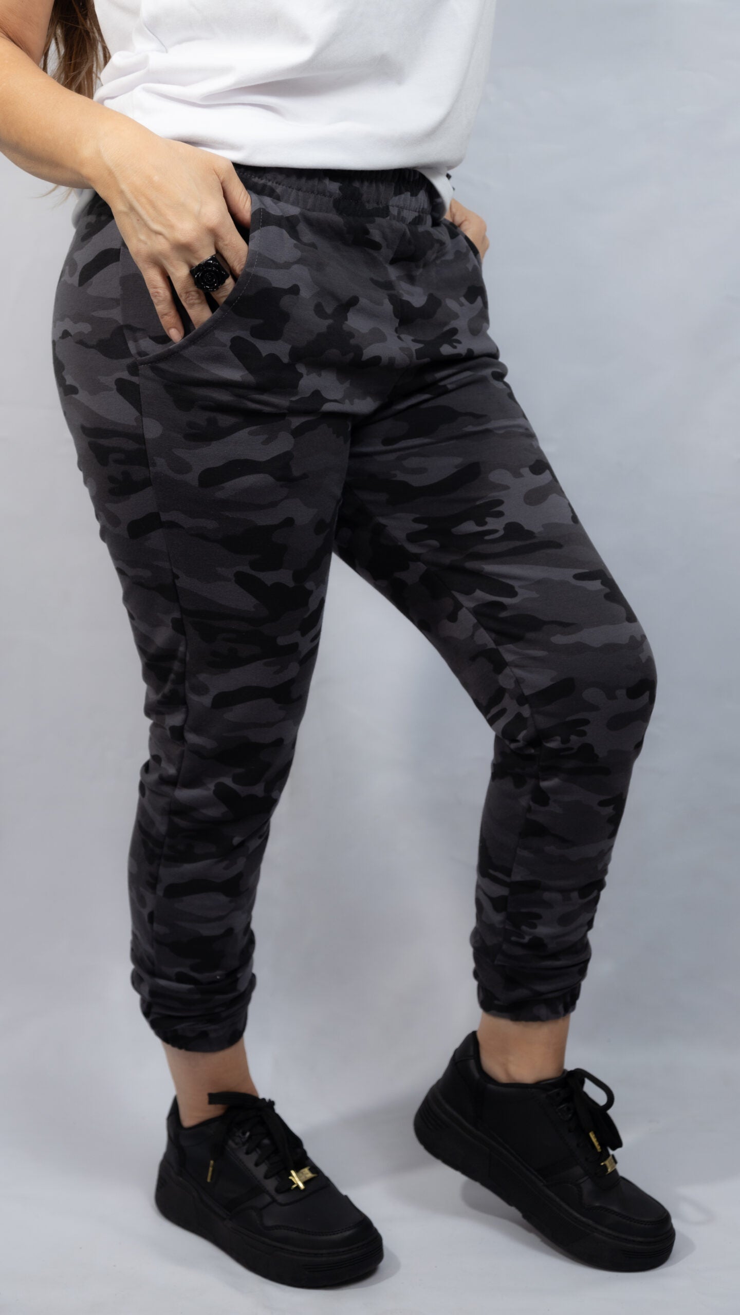 COMBO CAMISETA + JOGGER CAMUFLADO GRIS